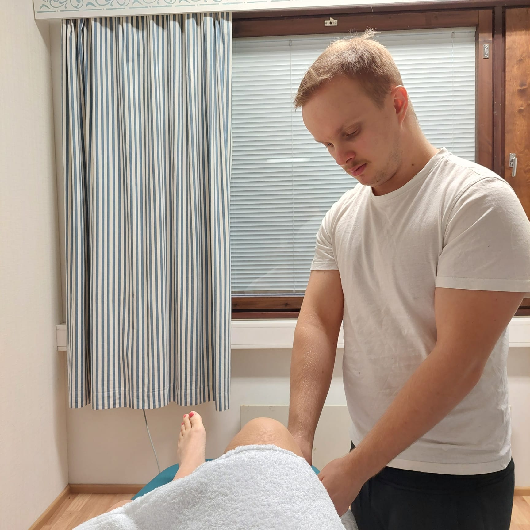 Hieroja Hannes hieromassa asiakkaan jalkoja